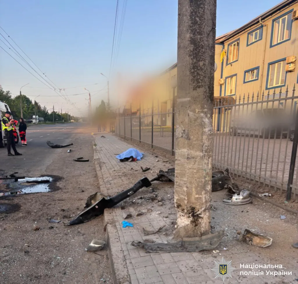 ДТП з пошкодженим автомобілем і уламками на вулиці