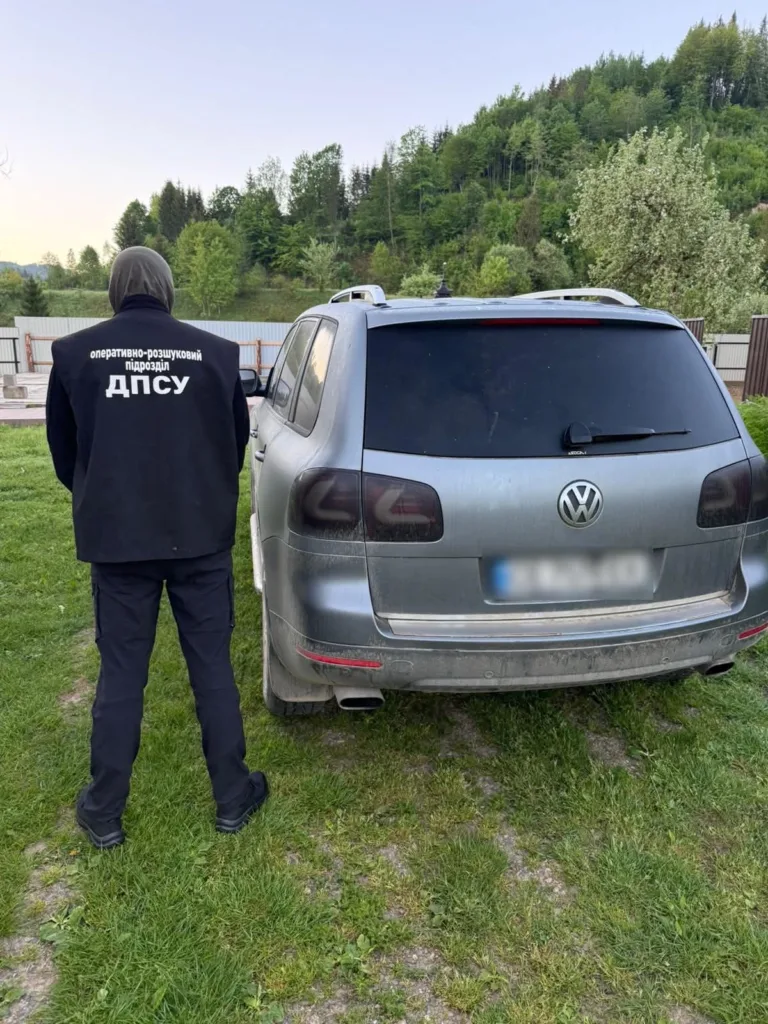 Співробітник ДПСУ біля автомобіля Volkswagen