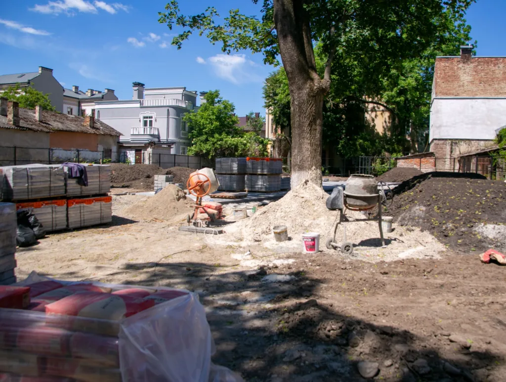 Будівельний майданчик із бетономішалками та матеріалами