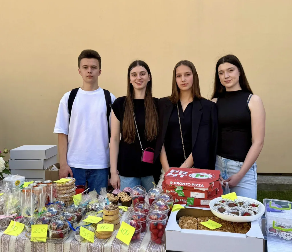 Молодь продає домашні солодощі на благодійному ярмарку