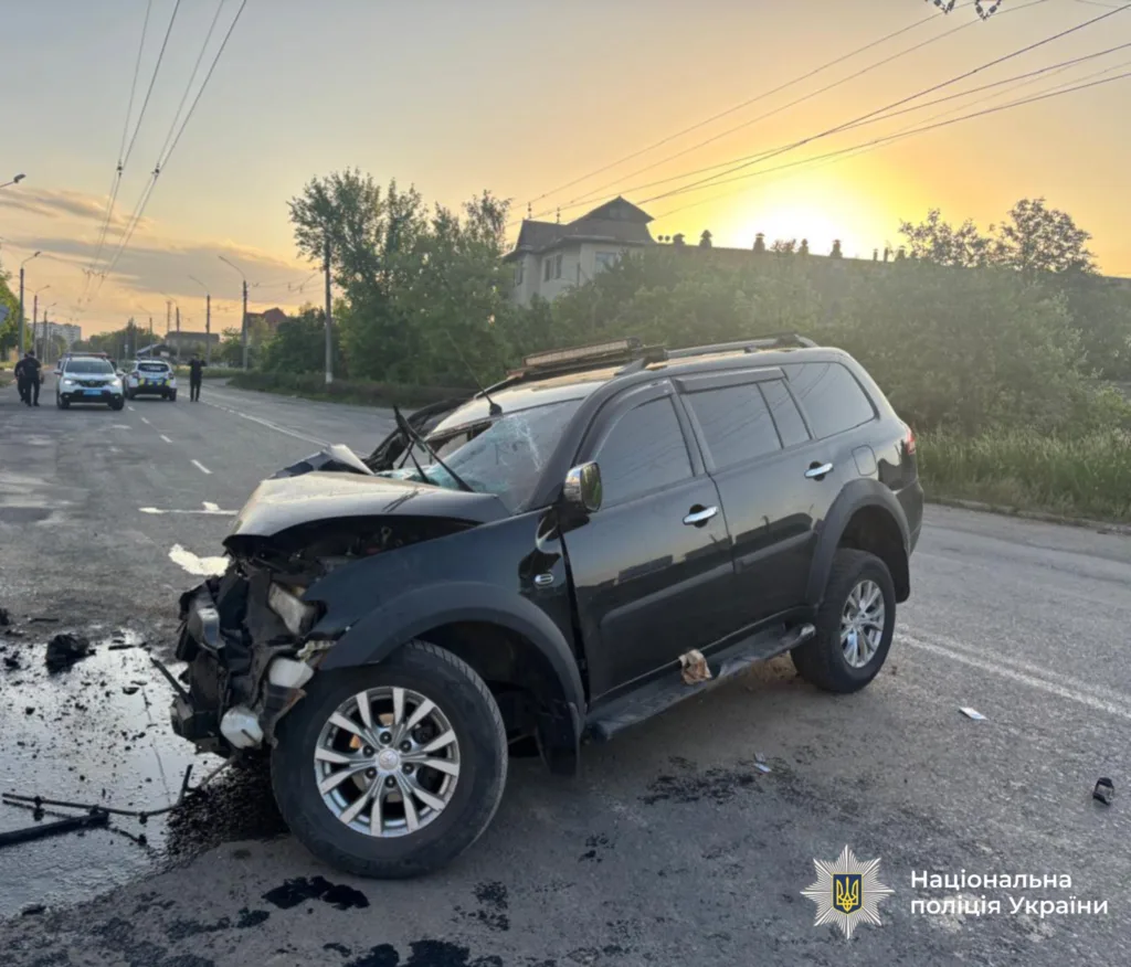 ДТП з пошкодженим чорним позашляховиком на дорозі