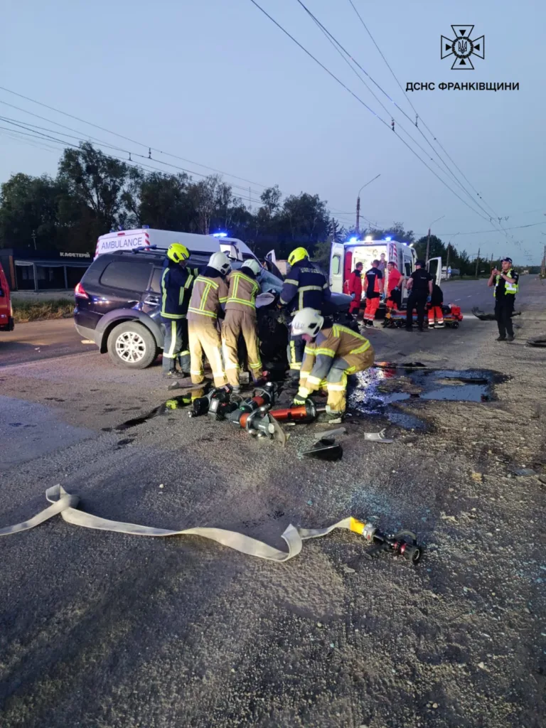 Рятувальники працюють на місці дорожньої аварії