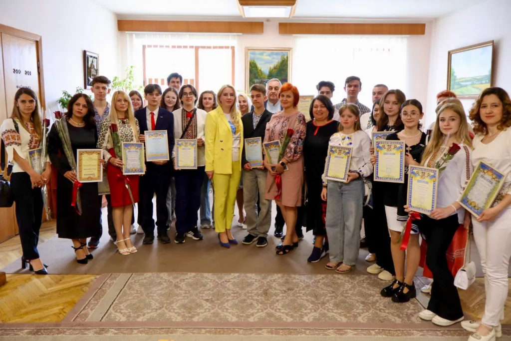 Група людей отримує грамоти на урочистому заході