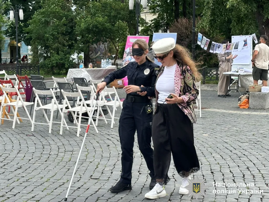 Поліцейська вчиться користуватись тростиною для незрячих