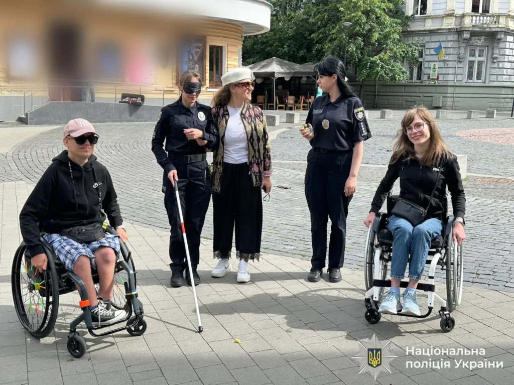 Поліцейські спілкуються з людьми з інвалідністю на вулиці