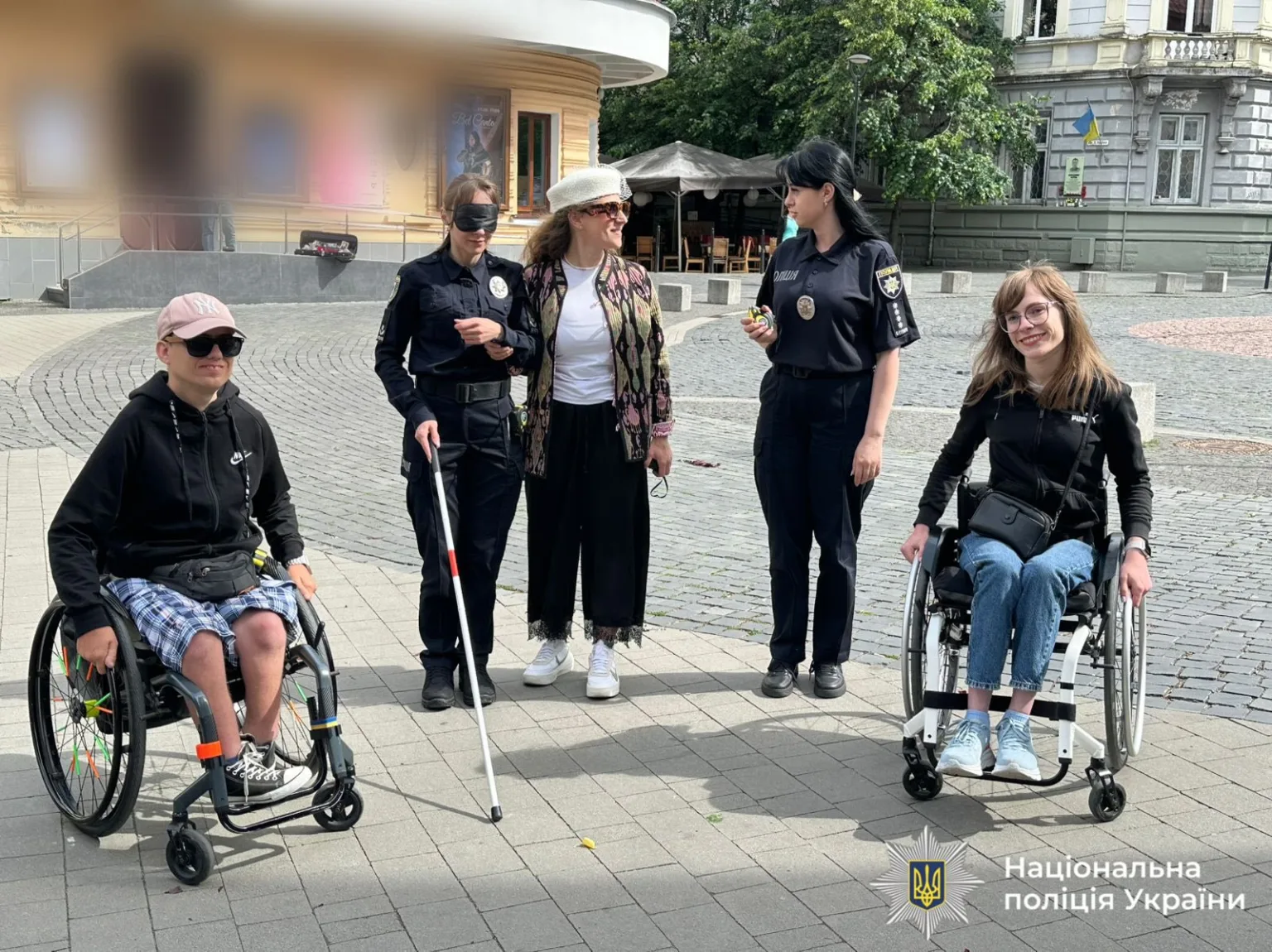 Поліцейські спілкуються з людьми з інвалідністю на вулиці