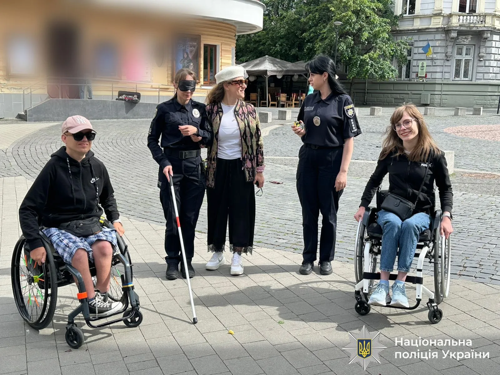 Поліцейські спілкуються з людьми з інвалідністю на вулиці