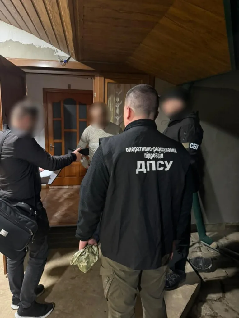 Оперативники ДПСУ проводять обшук у будинку