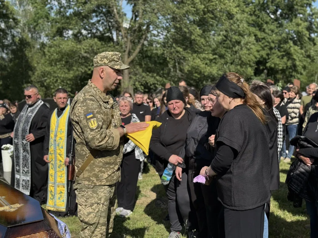Похорон військового із вшануванням прапора України