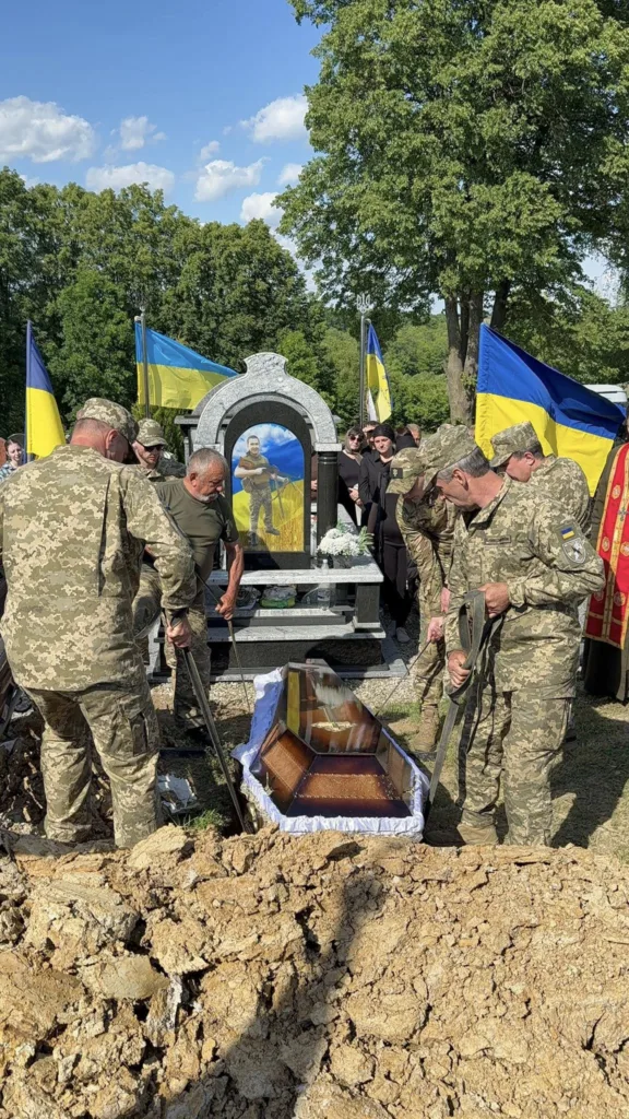 Поховання українського військового з прапорами України