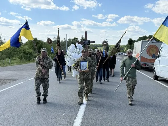 Військові несуть прапори України під час процесії