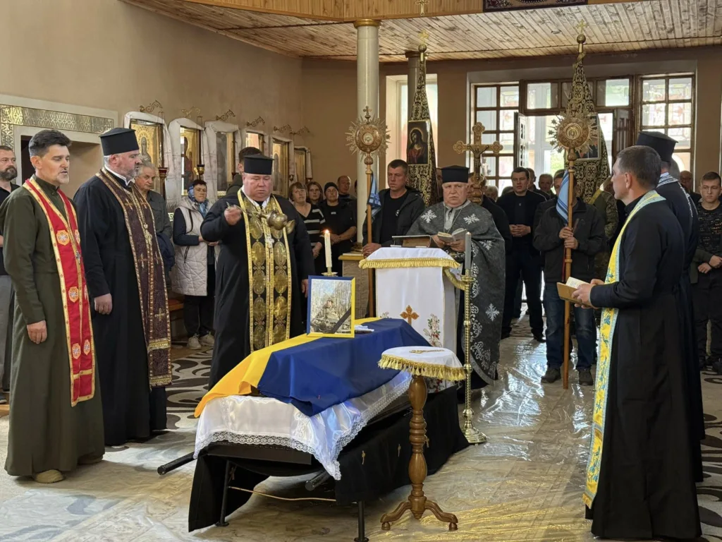 Похоронна церемонія у церкві з військовим прапором