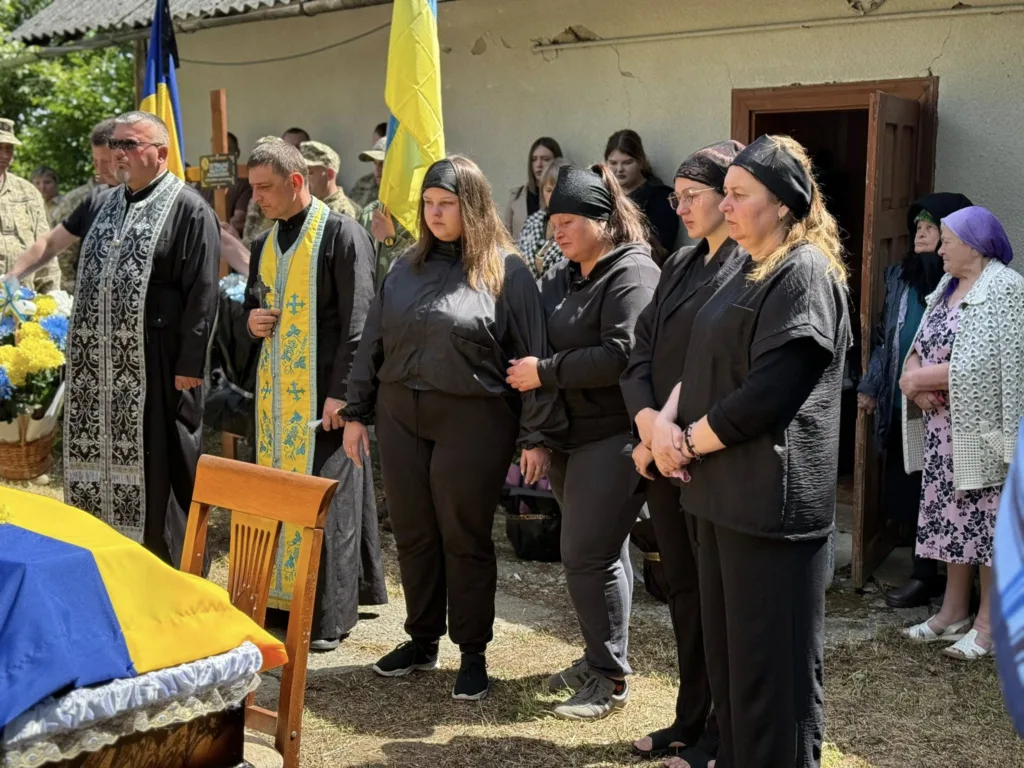 Похорон військового з українським прапором
