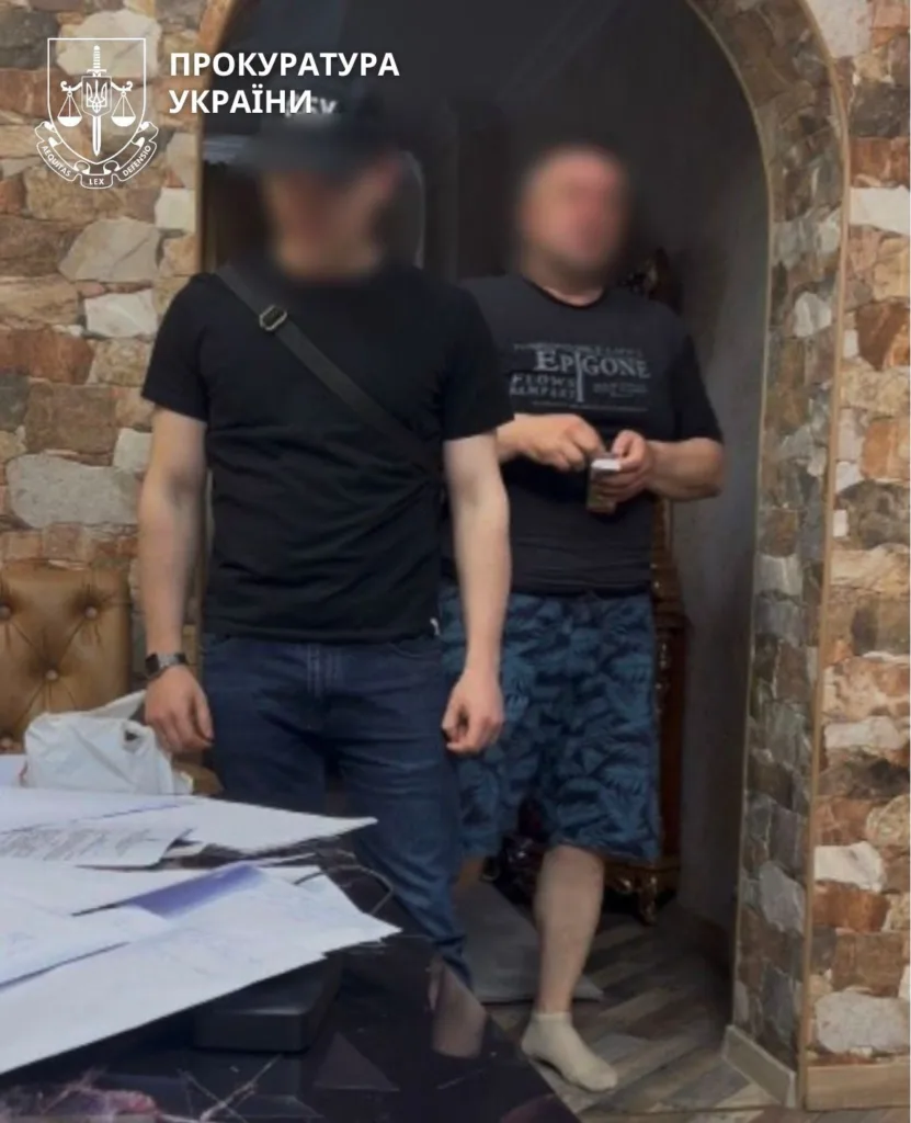 Працівники прокуратури під час обшуку приміщення