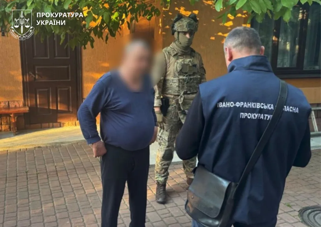 Працівники прокуратури проводять слідчі дії