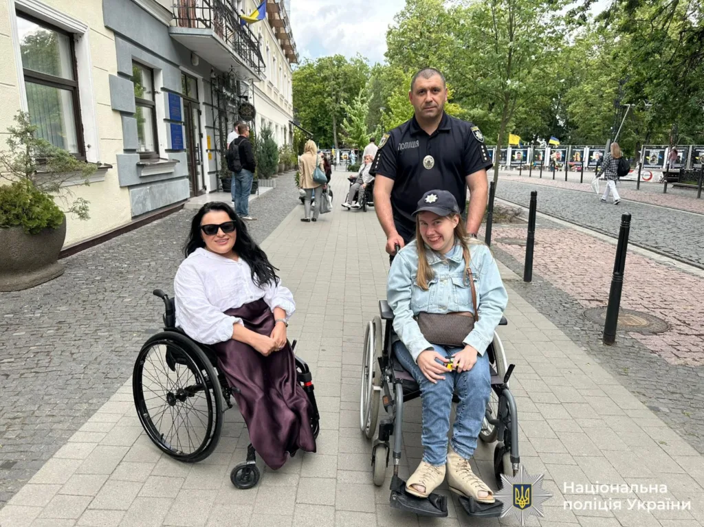 Поліцейський допомагає жінкам на візках у місті