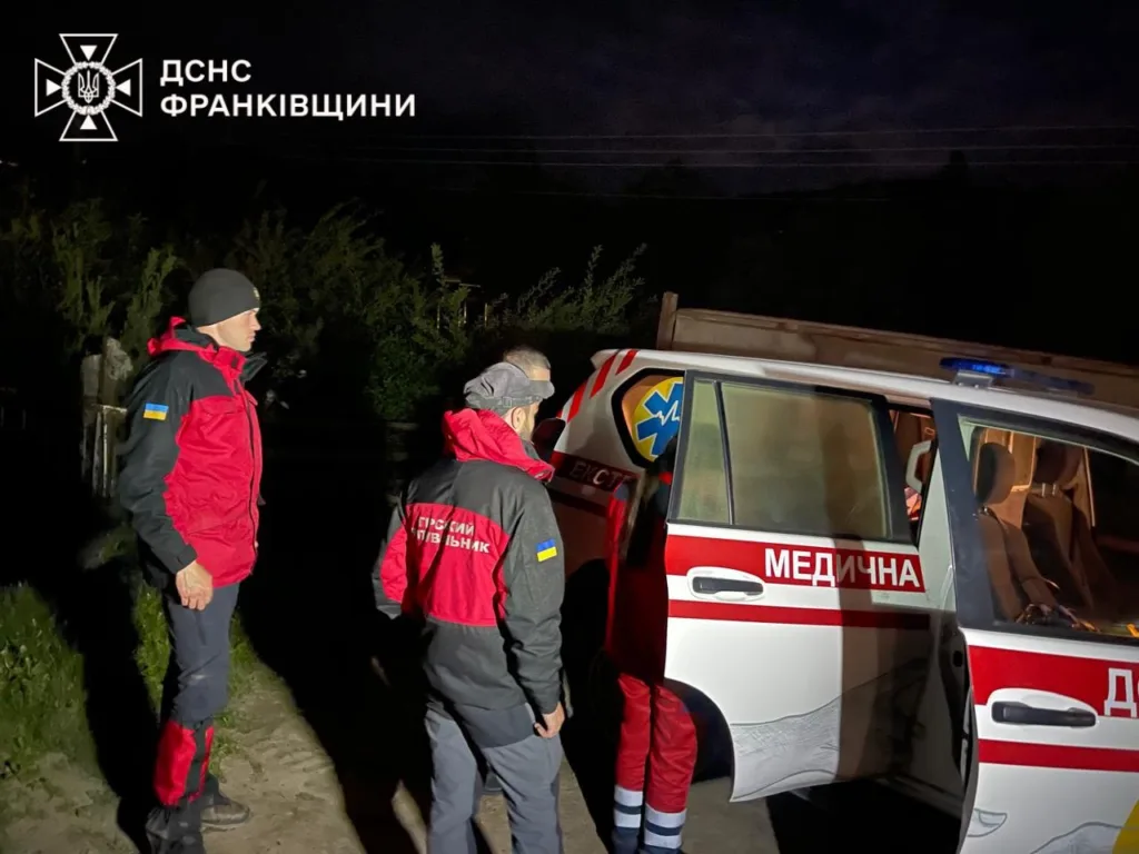 Рятувальники біля машини швидкої допомоги вночі