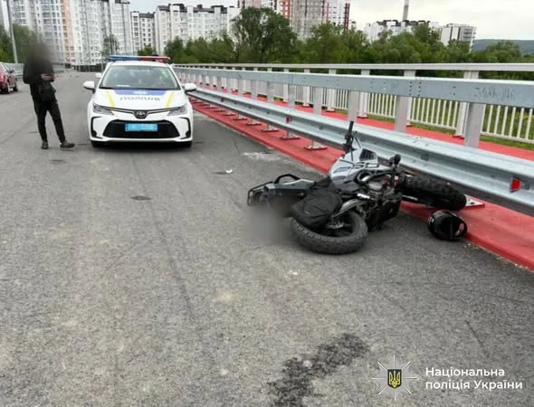 Дорожня аварія з мотоциклом і поліцією на мосту