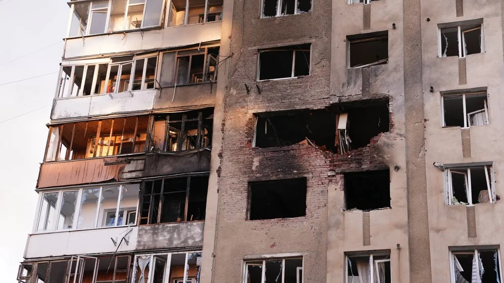 Пошкоджений житловий будинок після вибуху