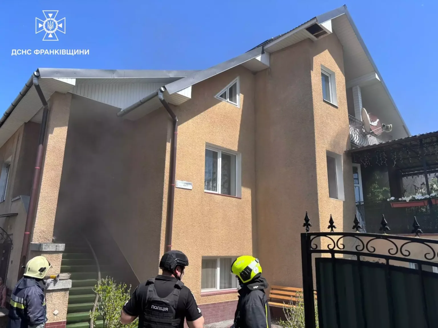 Пожежники гасять пожежу в житловому будинку