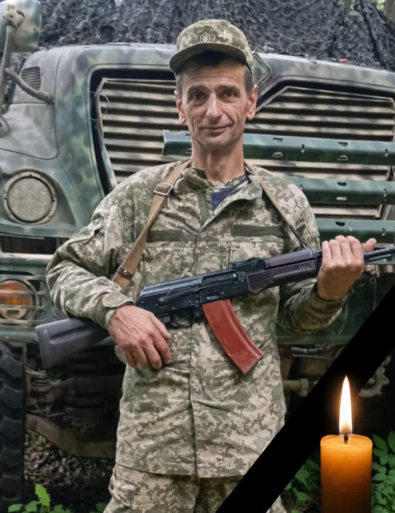 Військовий у формі з гвинтівкою та свічкою пам’яті