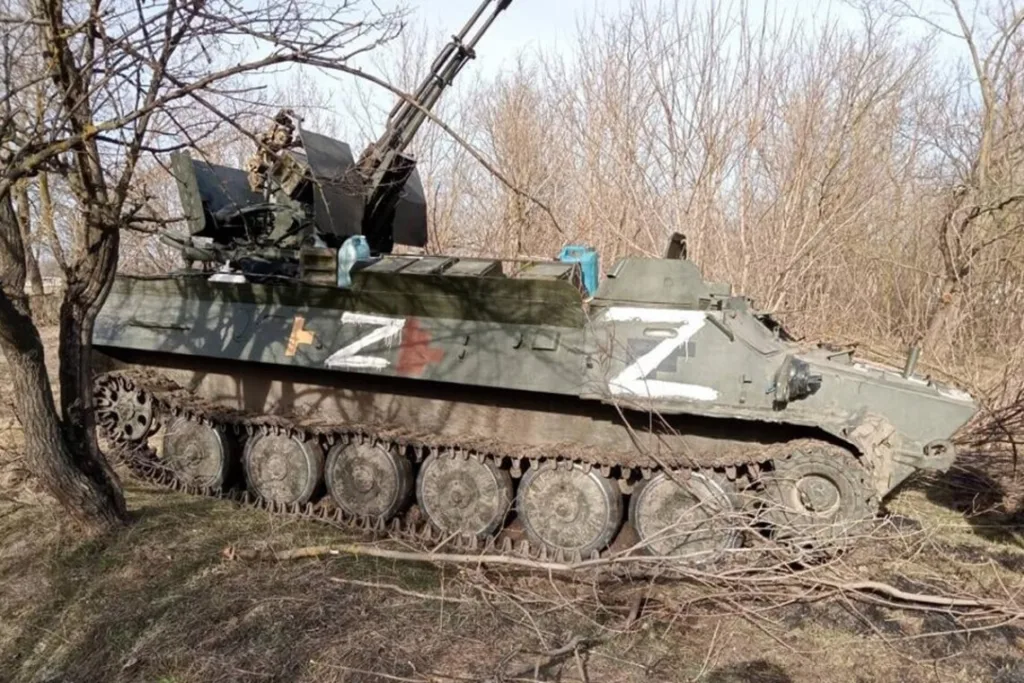 Пошкоджена військова техніка серед дерев