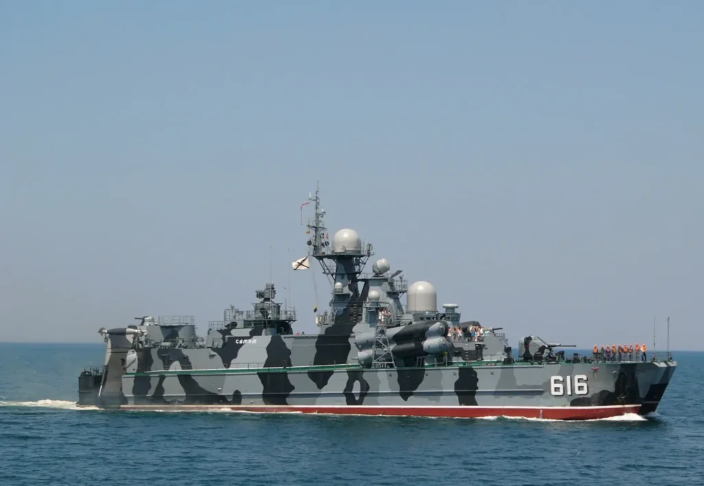 Військовий корабель у морі з камуфляжем