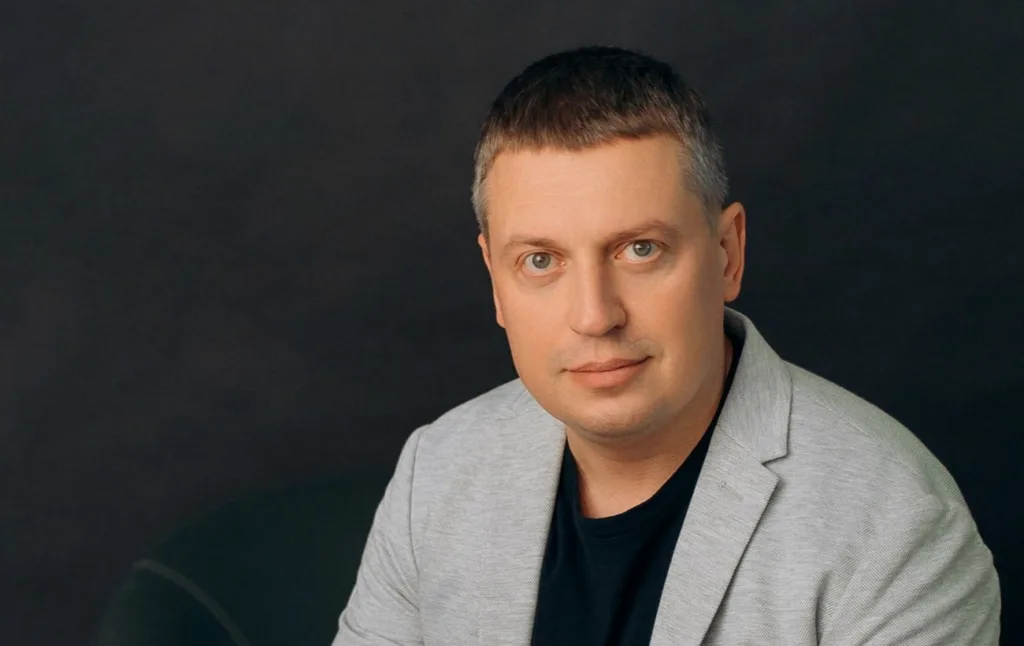 Портрет чоловіка в сірому піджаку