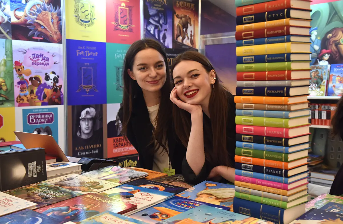 Дві жінки на книжковому ярмарку серед книжок