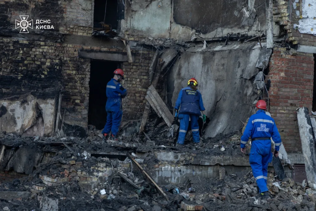 Рятувальники працюють серед руїн зруйнованої будівлі