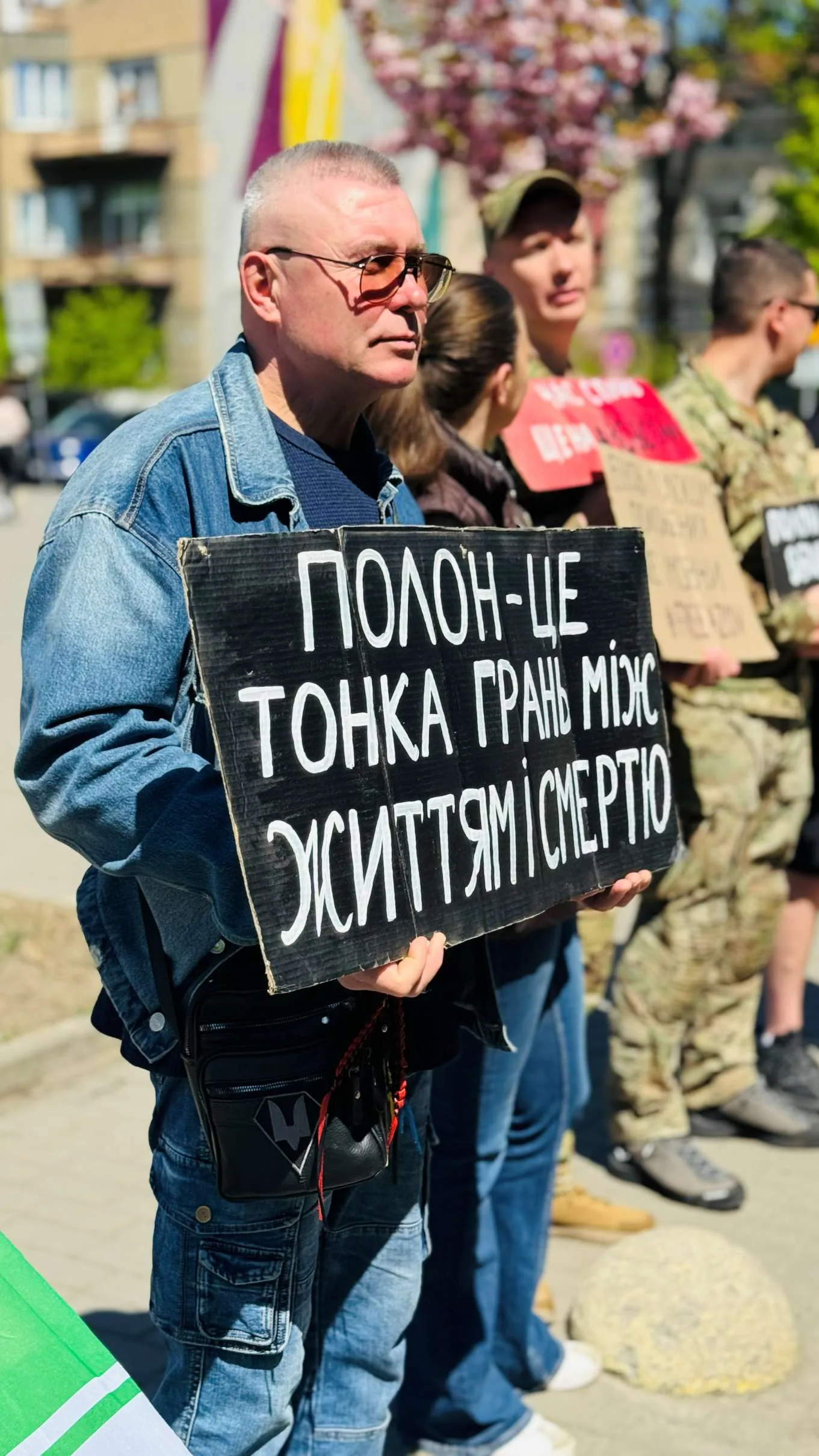 Мітинг з плакатом про полон і життя