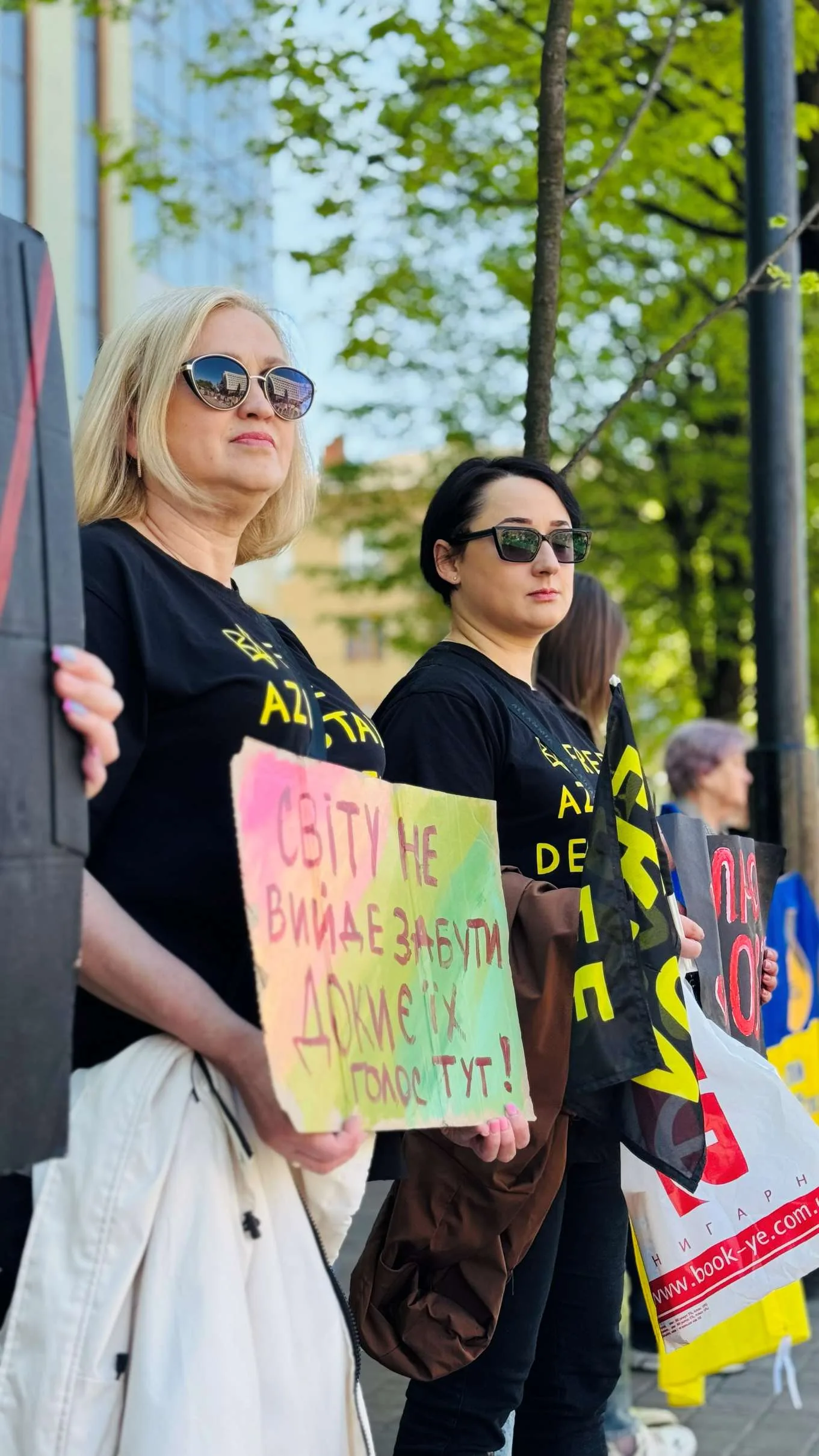Жінки тримають плакати на мирному мітингу в Україні