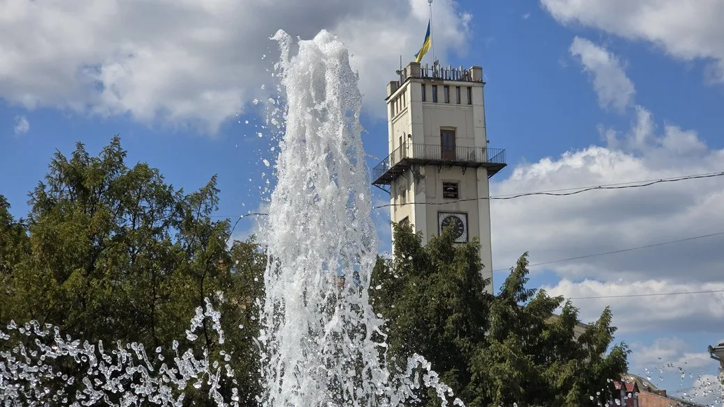 Фонтан перед міською ратушею під синім небом