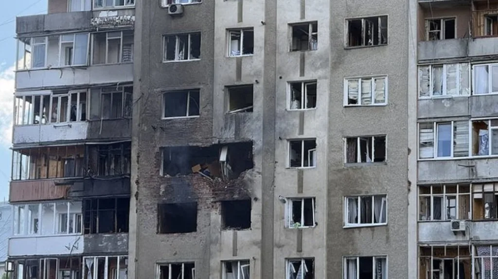 Пошкоджений житловий будинок після обстрілу