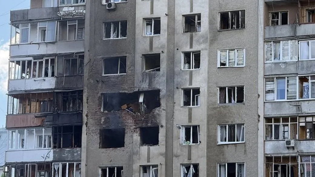 Пошкоджений житловий будинок після обстрілу