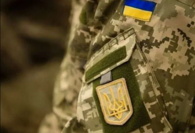 Українська військова форма з прапором та гербом