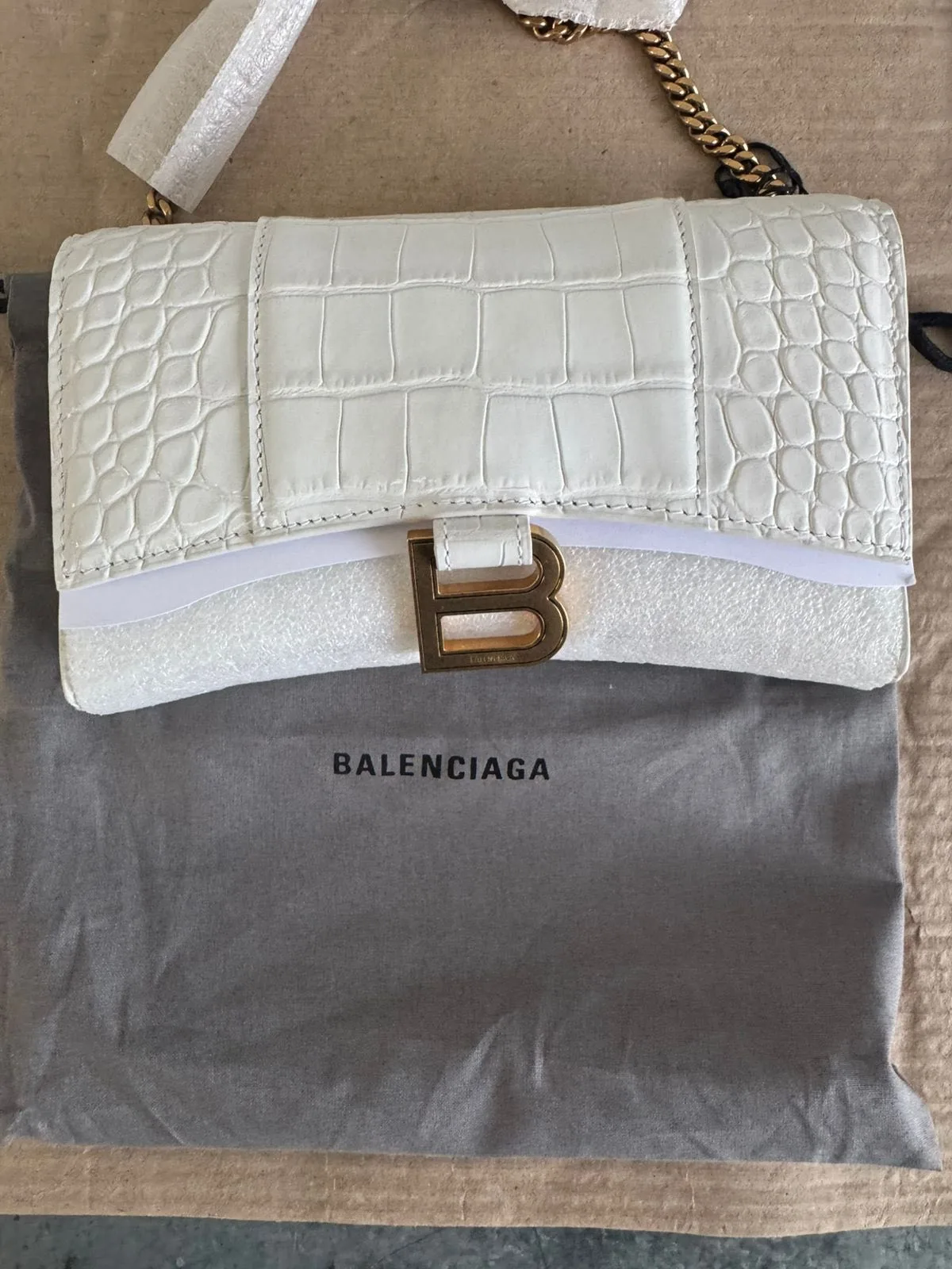 Біла шкіряна сумка Balenciaga на ланцюжку