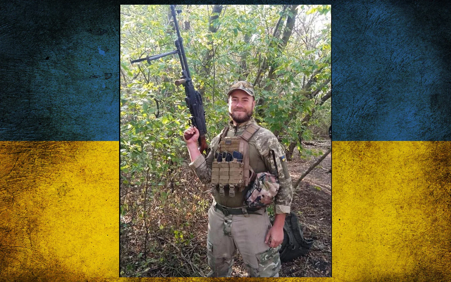 Український військовий із зброєю у лісі