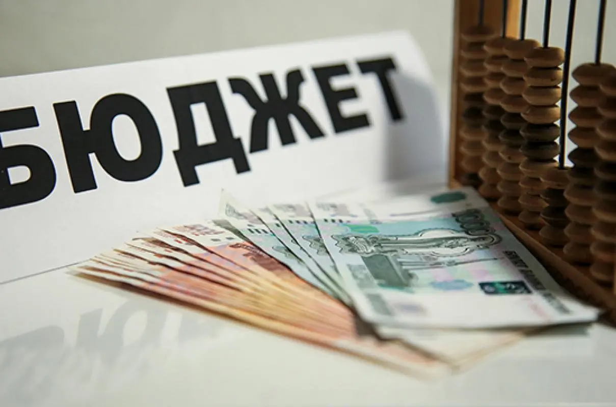 Бюджет, гроші та рахівниця на столі