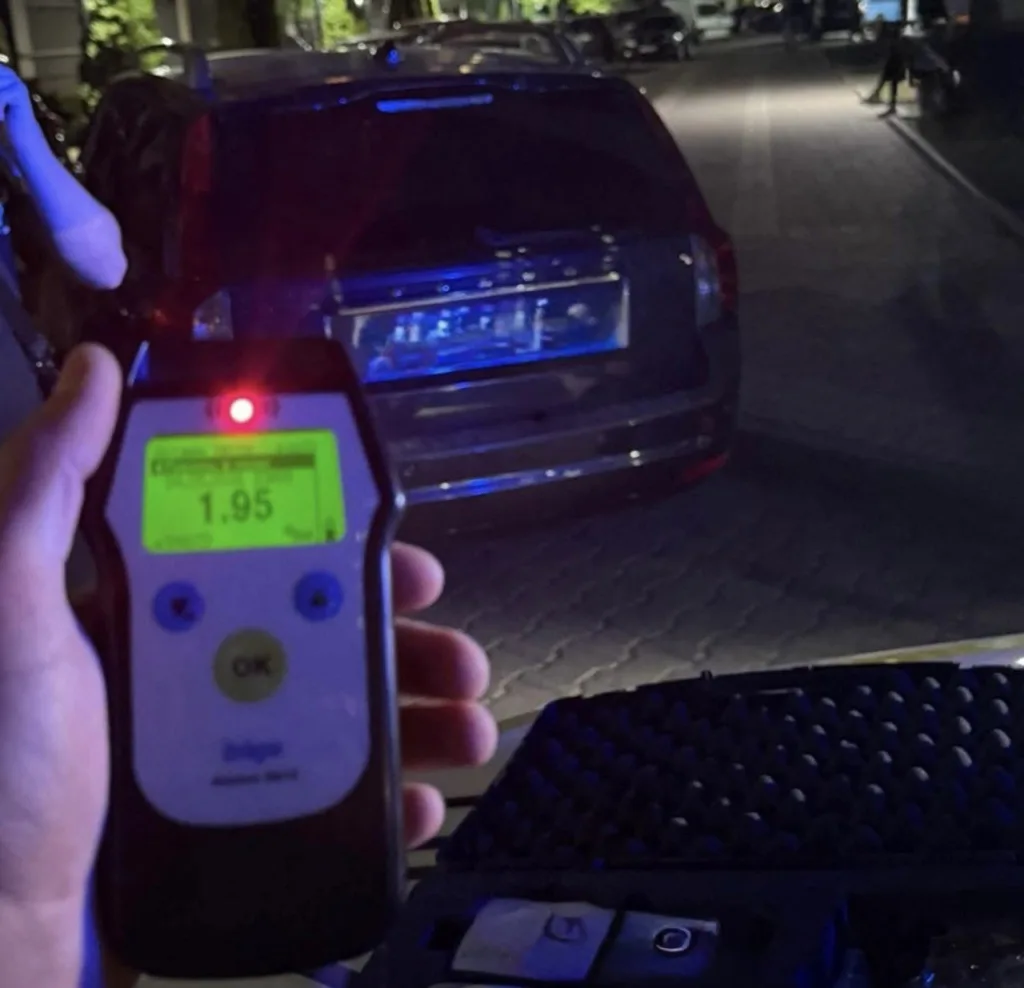 Алкотестер показує рівень алкоголю 1.95 проміле