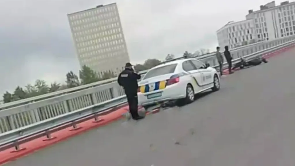 Поліцейська машина на мосту після аварії