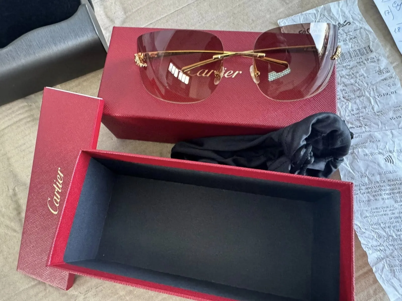 Сонцезахисні окуляри Cartier у червоній коробці