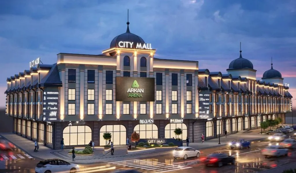 Сучасний торговий центр City Mall ввечері