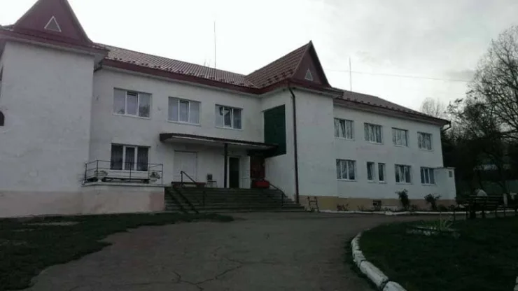 Двоповерхова школа з червоним дахом