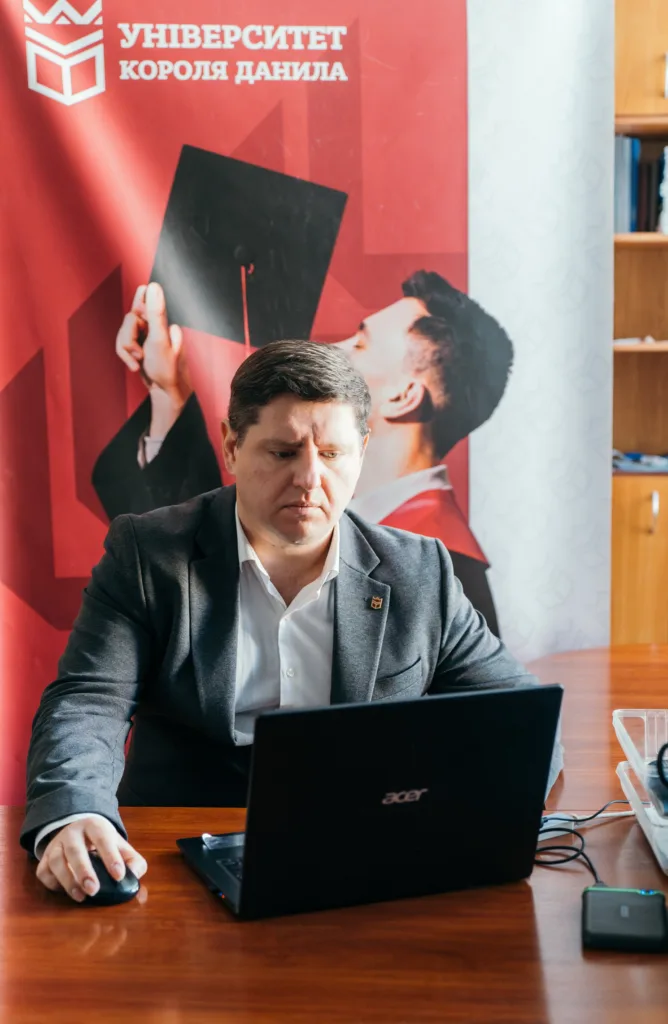 Чоловік працює за ноутбуком в університеті