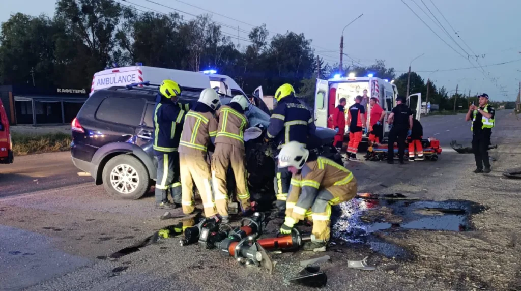 Рятувальники працюють на місці дорожньої аварії