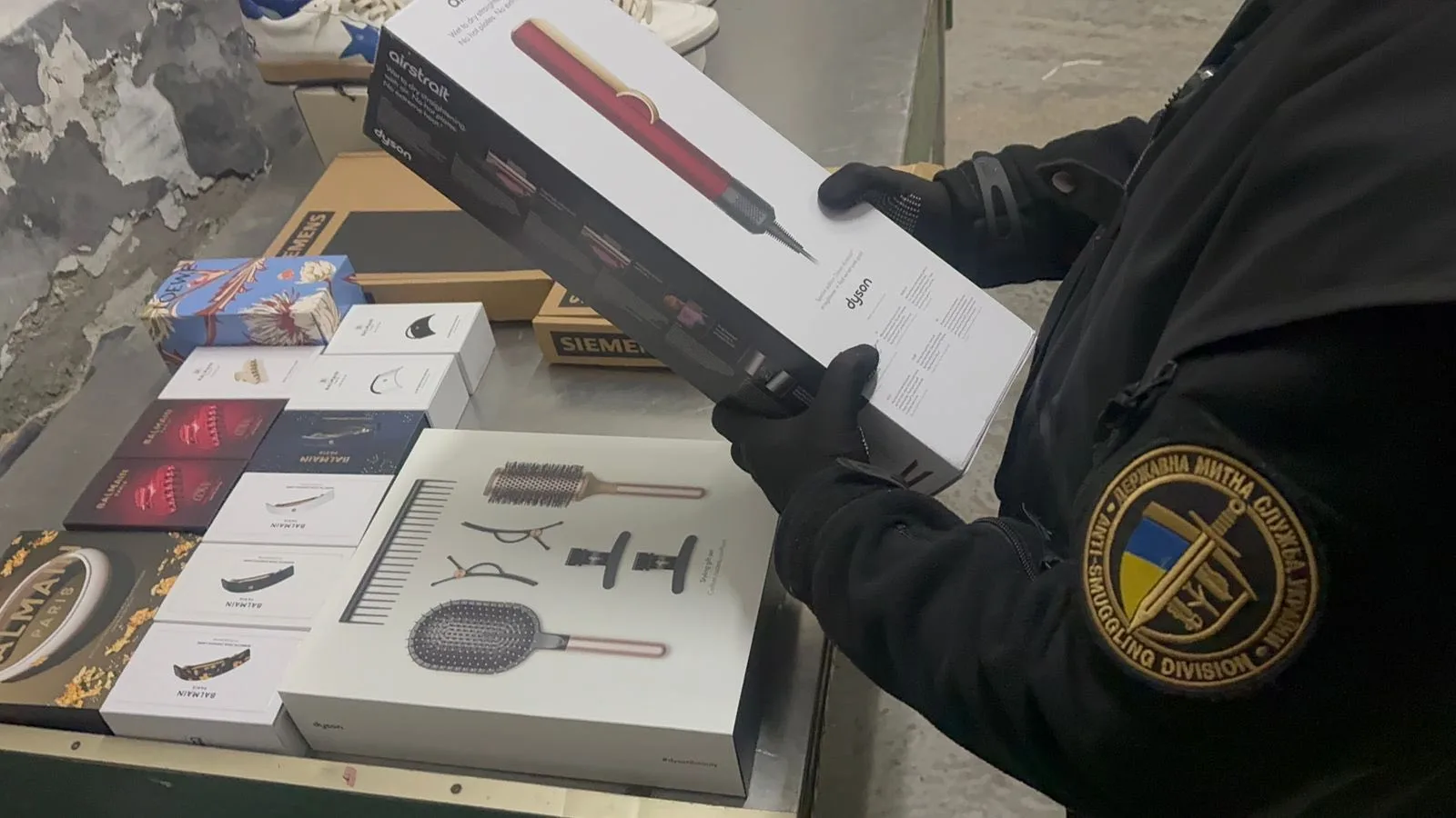 Митник перевіряє коробку з технікою Dyson