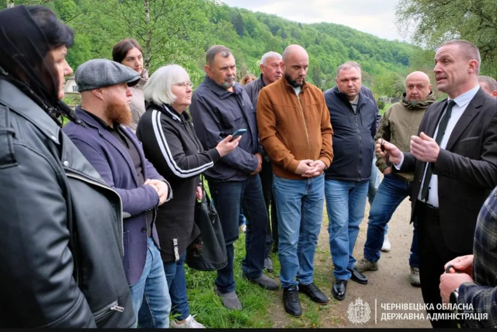 Група людей обговорює питання на природі Чернівеччини