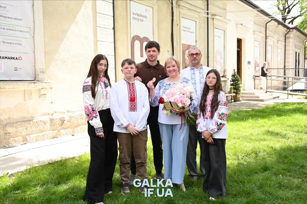 Група людей у вишиванках біля музею