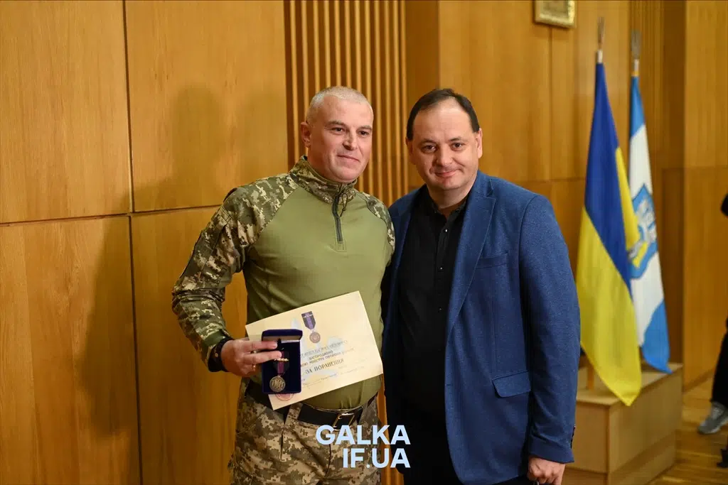 Військовий отримує нагороду у міській ратуші
